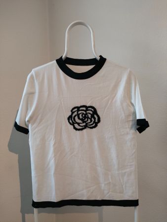 Minimalistische Blume -Stickerei auf weisser T-Shirt