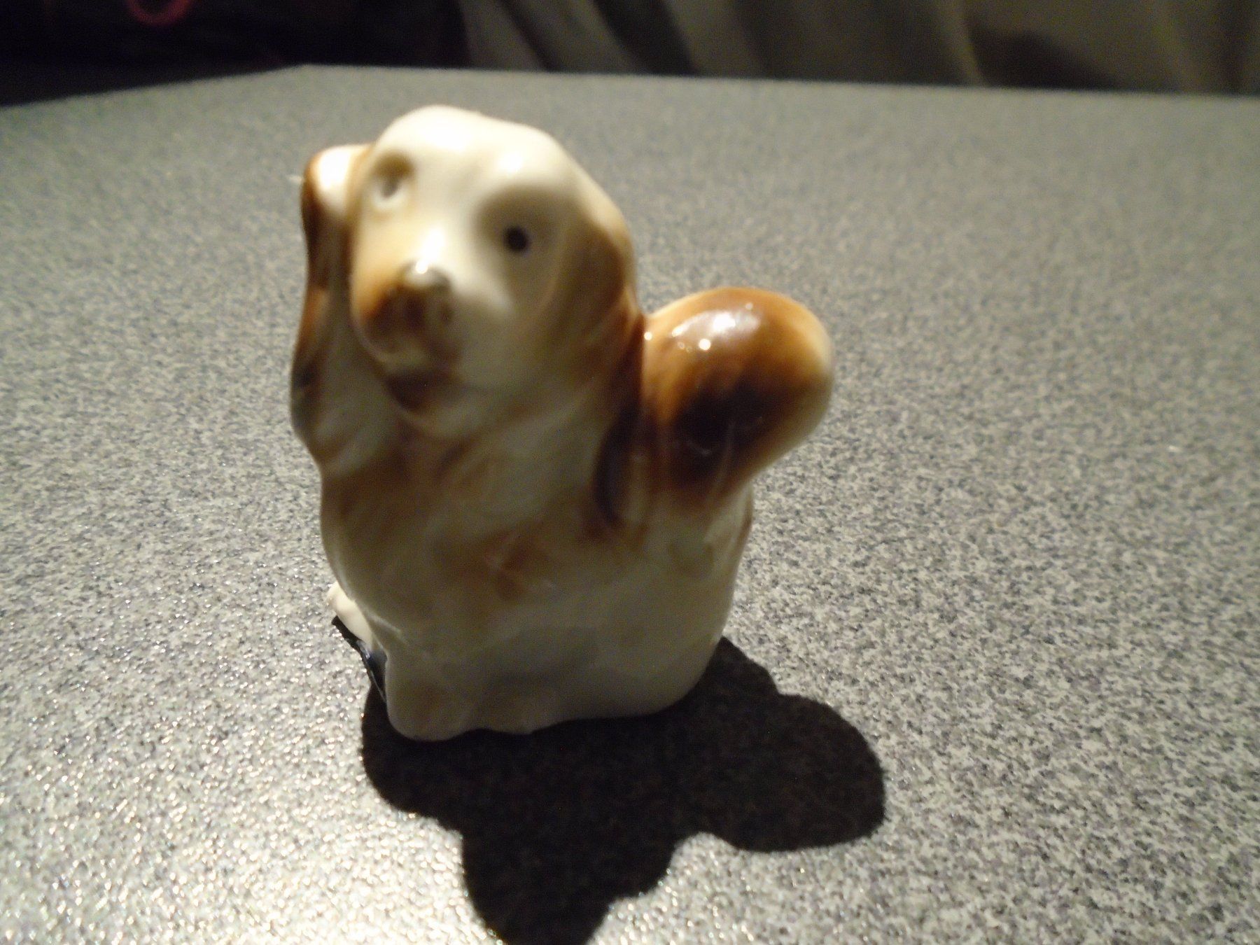 Statuette: Hund, weiss/braun, Schwanz hoch – Usato da Zürich venduto da Motzkuh 1