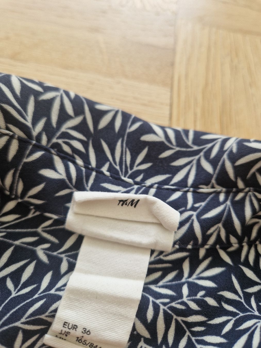 Camicette: H&M Bluse, Gr. 36, Dunkelblau mit Blätter Muster – Usato da Meiringen venduto da child.of.god 2