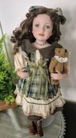 Porzellanpuppe mit Teddy, Sammlerpuppe, 55cm