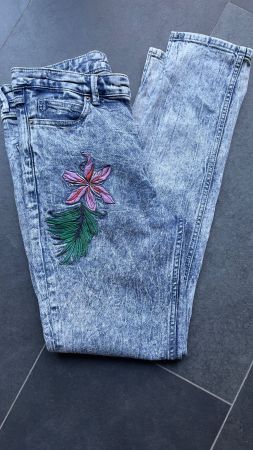 JEANS MIT STICKEREI VON GUESS GR.30