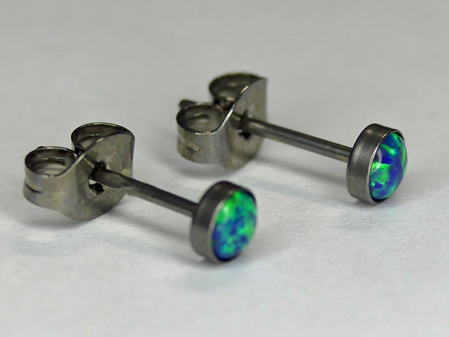 Orecchini pendenti & Orecchini a lobo: Ohrsteker aus Titanium mit Opal – Nuovo e nell'imballaggio originale da Matten b. Interlaken venduto da kero71