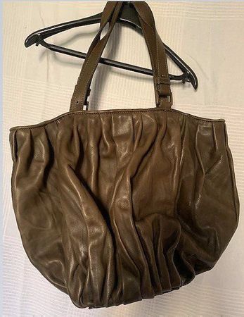 Sac plissé en cuir kaki de Aristolasia