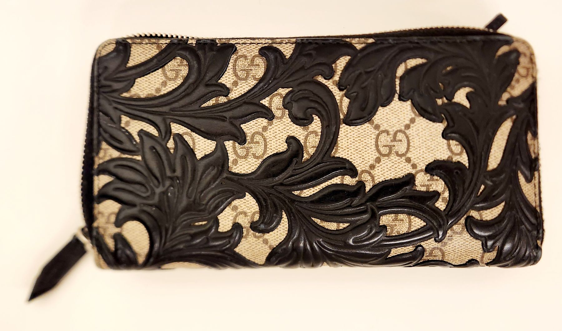 Gucci Brieftaschen: Gucci Bicolor GG Supreme Arabesque Zip Wallet – Gebraucht aus Wollerau von CH8832