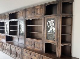 Massive Wohnwand im Tudor-Stil  Echtholz mit Bleiverglasung