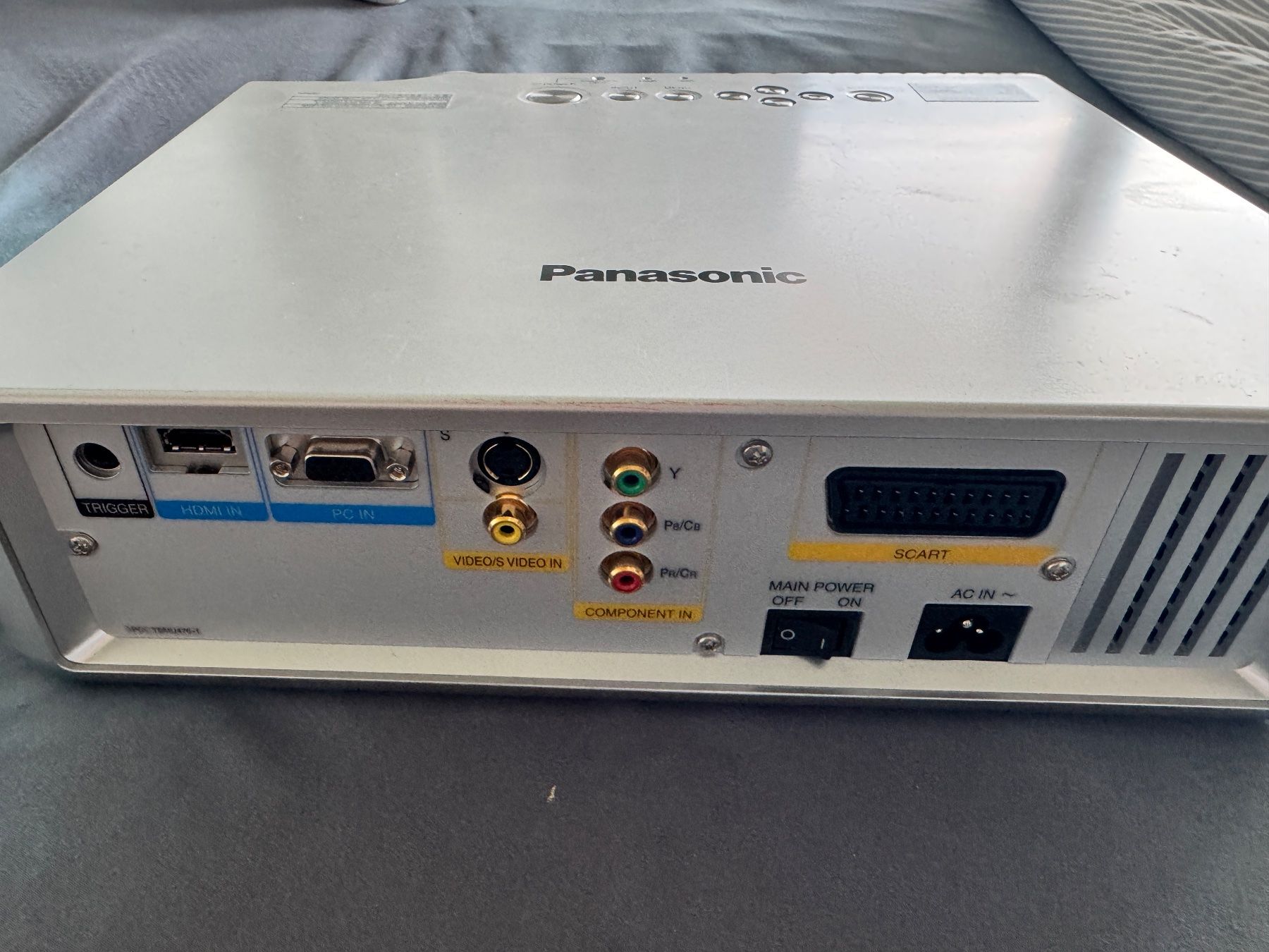 Panasonic Vidéoprojecteurs: LCD Projektor Panasonic PT-AE700E – D'occasion à Uster par matford41 2