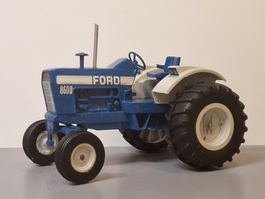 Ertl Ford 8600 Traktor im Masstab 1:12 XXL USA