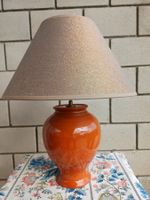 Tischlampe mit terrakottafarbenem Lampenfuss