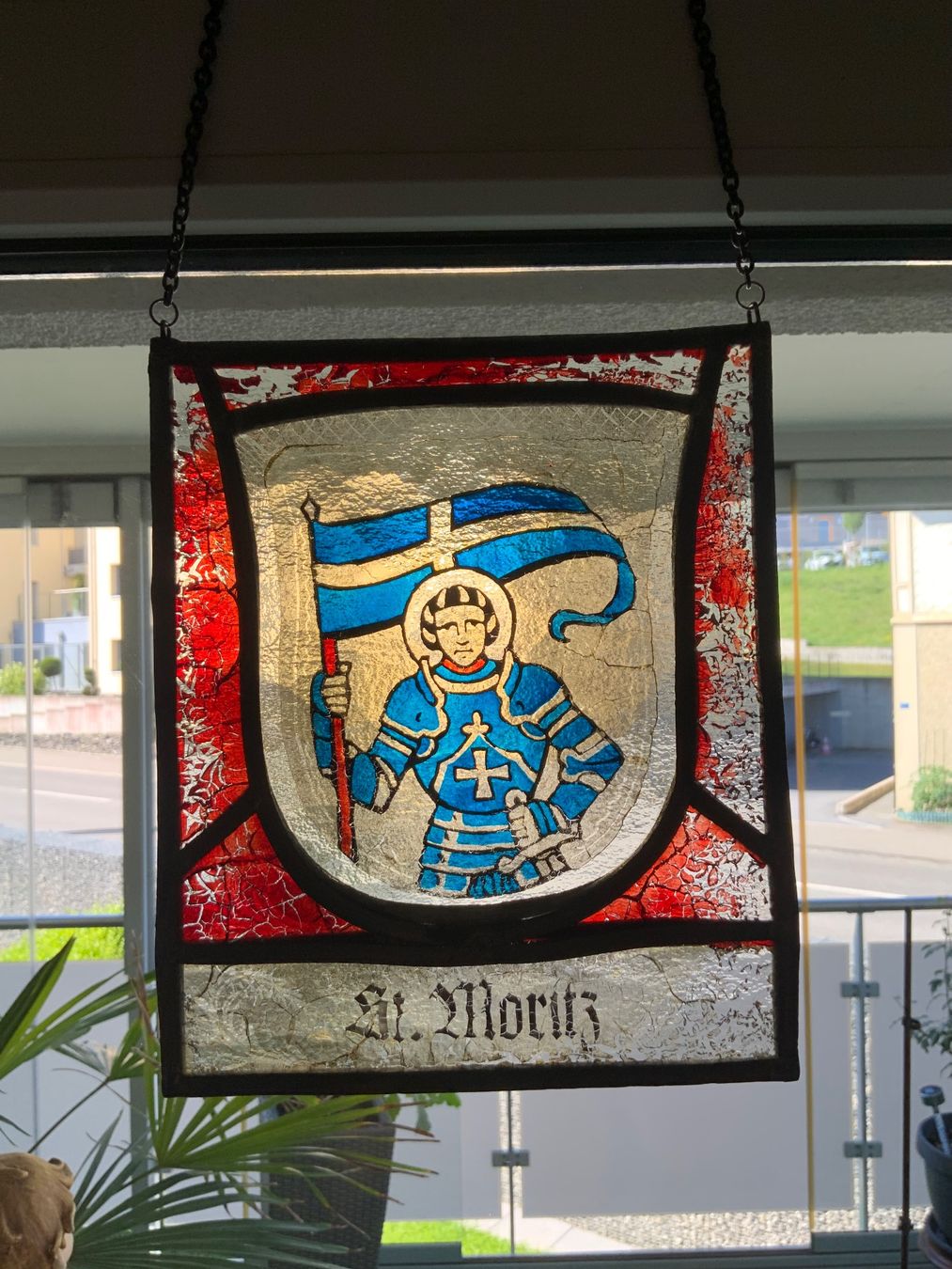 Autres antiquités ou arts: Buntglasbild St. Moritz Schild mit Ritter Wappen – D'occasion à Schübelbach par Hecht11.
