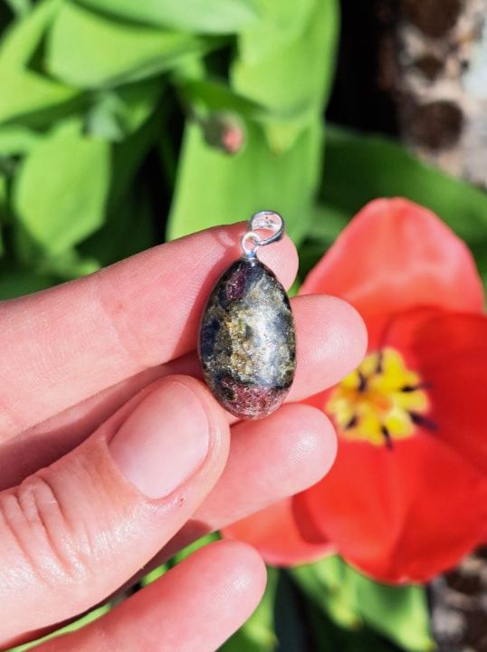 Anhänger: Granat Peridotit aus dem Tessin Anhänger – Neu und originalverpackt aus Richterswil von Viorella