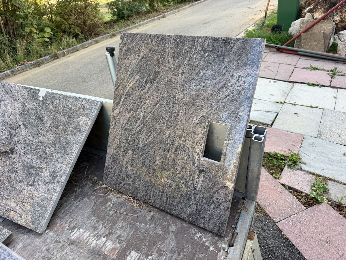 Pietre & tegole: Küchenabdeckung Granit – Usato da Baden venduto da vrisal 5