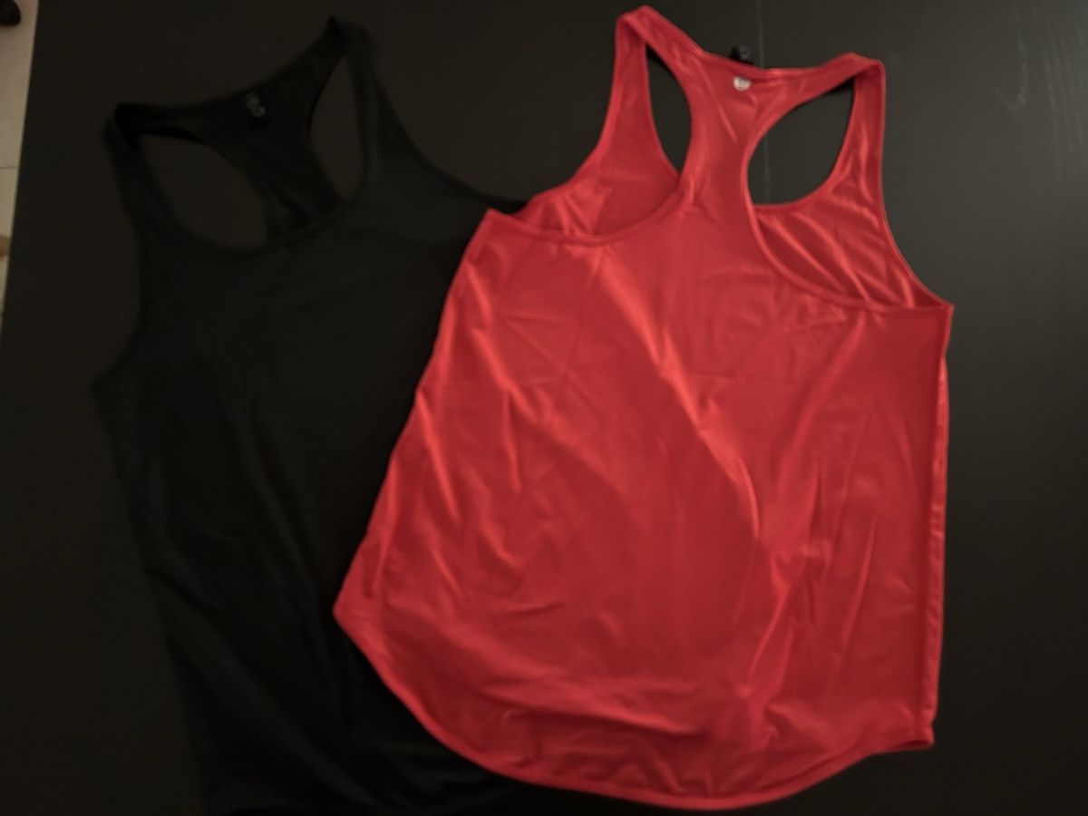 T-shirt: Canottiere sportive – Usato da Tenero venduto da Laura-Pedu 1