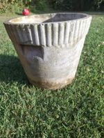 Original Eternit Blumentopf im klassischen „Fries“- Design 