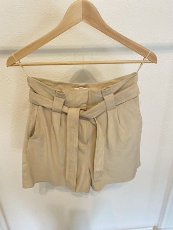 Sommerliche Shorts mit Gürtel, Beige, Grösse 36