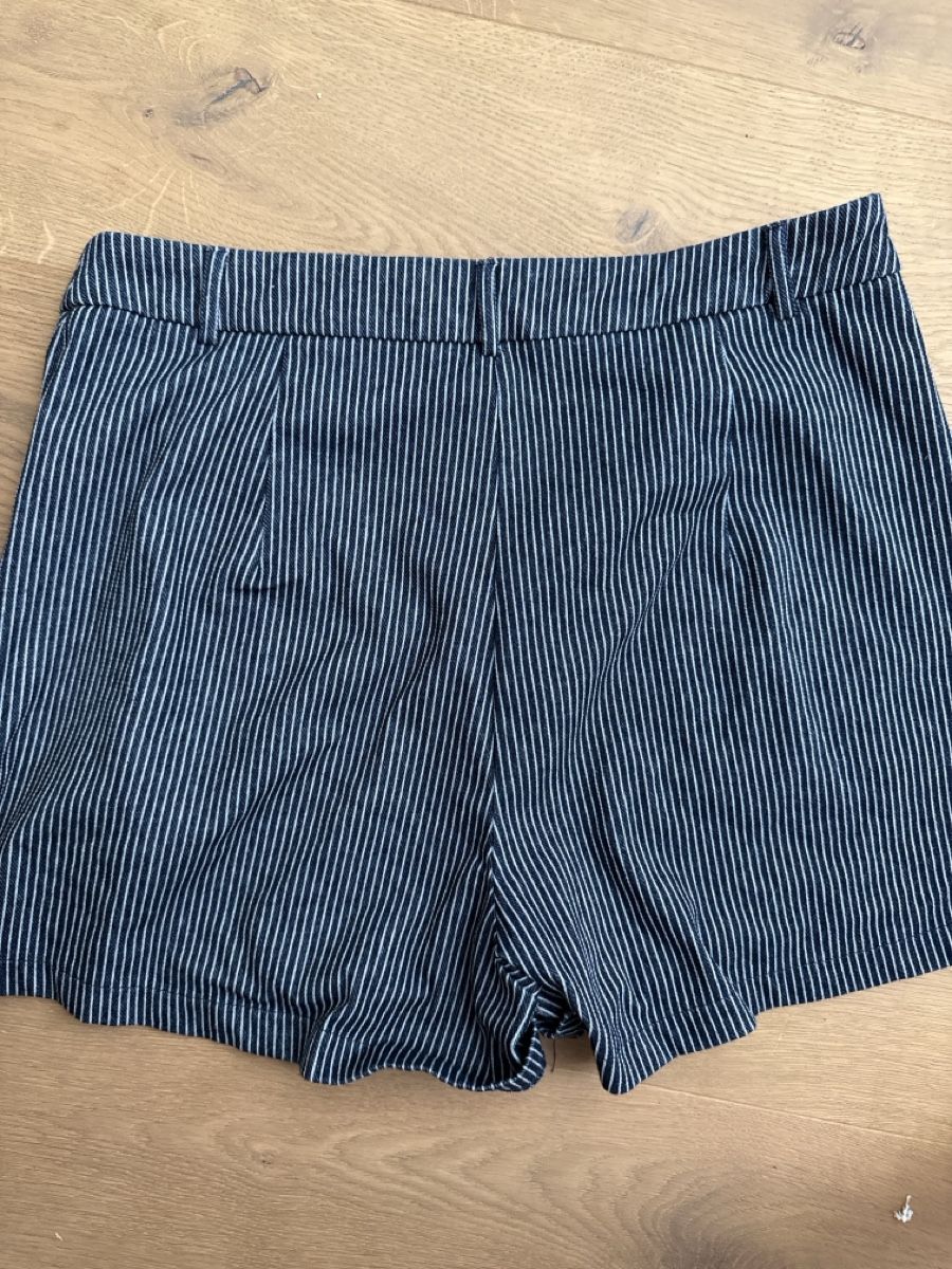 Pantalons: Kurze Hosen – Neuf (Voir description) à Schiers par lyn_w7pp 1