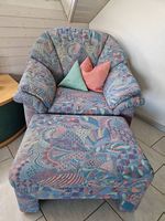 Sessel mit Hocker