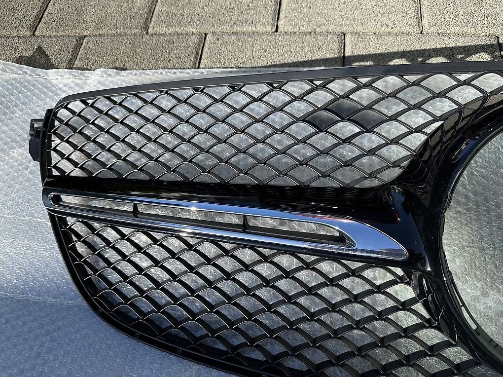 Tutti pezzi di ricambio auto: GLE AMG Kühlergrill  – Usato da Knonau venduto da Piere6 1