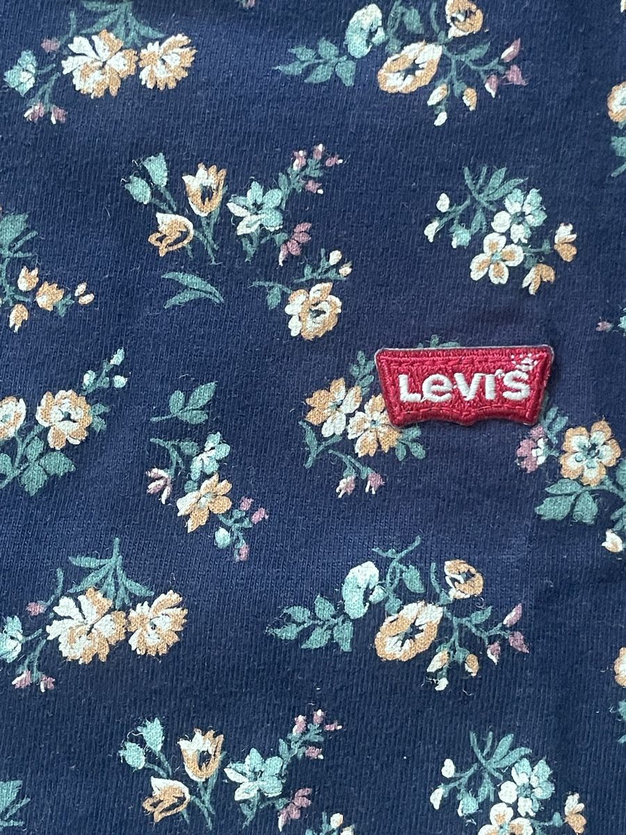 Levi's T-shirts: 2 Levis T-Shirts Blumenmuster Grösse M – D'occasion à Fribourg par Mymikrakra01 2