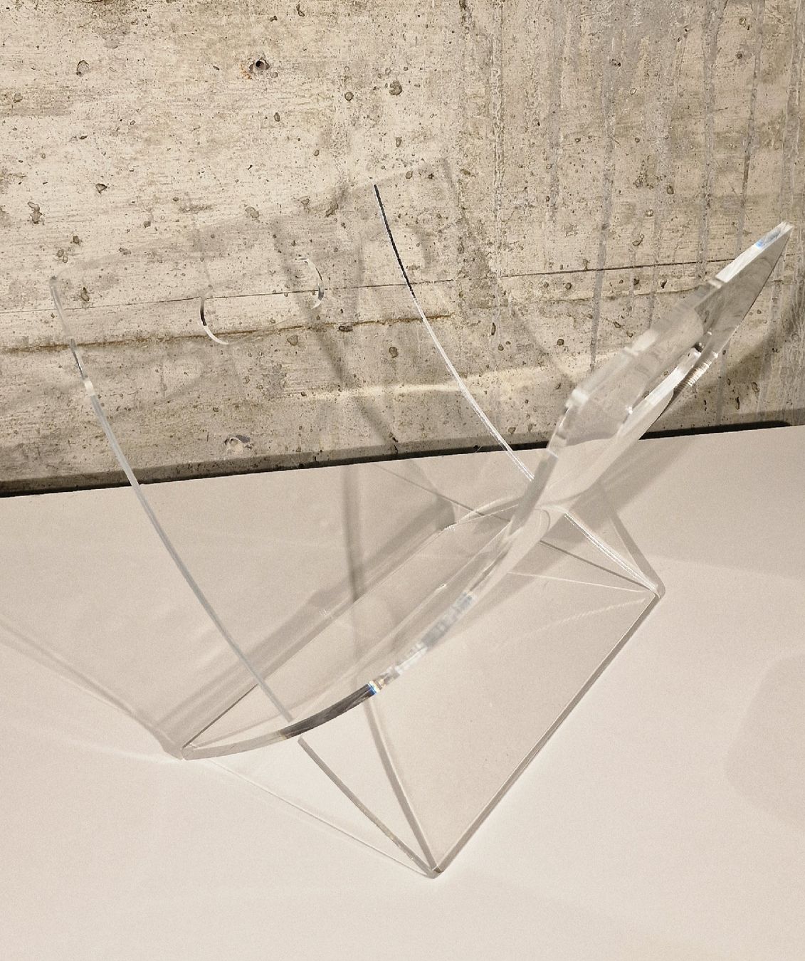 Altro per la casa: Plexiglas Zeitungsständer – Design – Usato da Affeltrangen venduto da Szafaoli 2