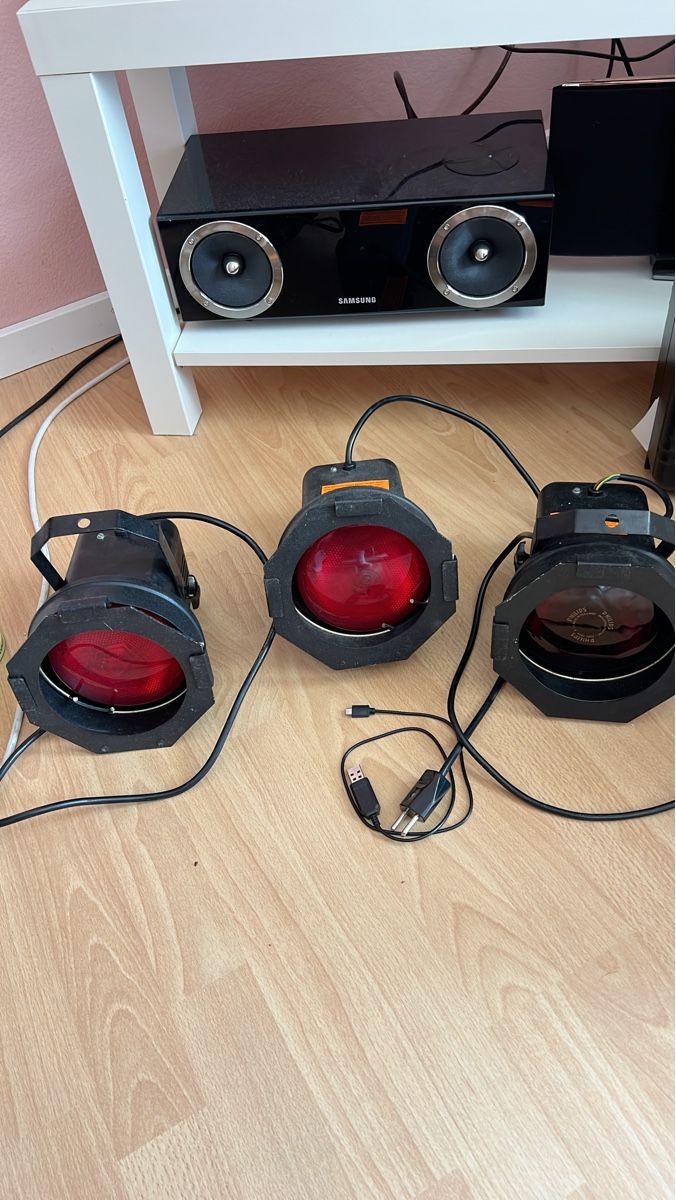 Scheinwerfer: 3 LED Scheinwerfer rot mit Kabel und USB neuwertig – Gebraucht aus Luzern von Virus-Sounds