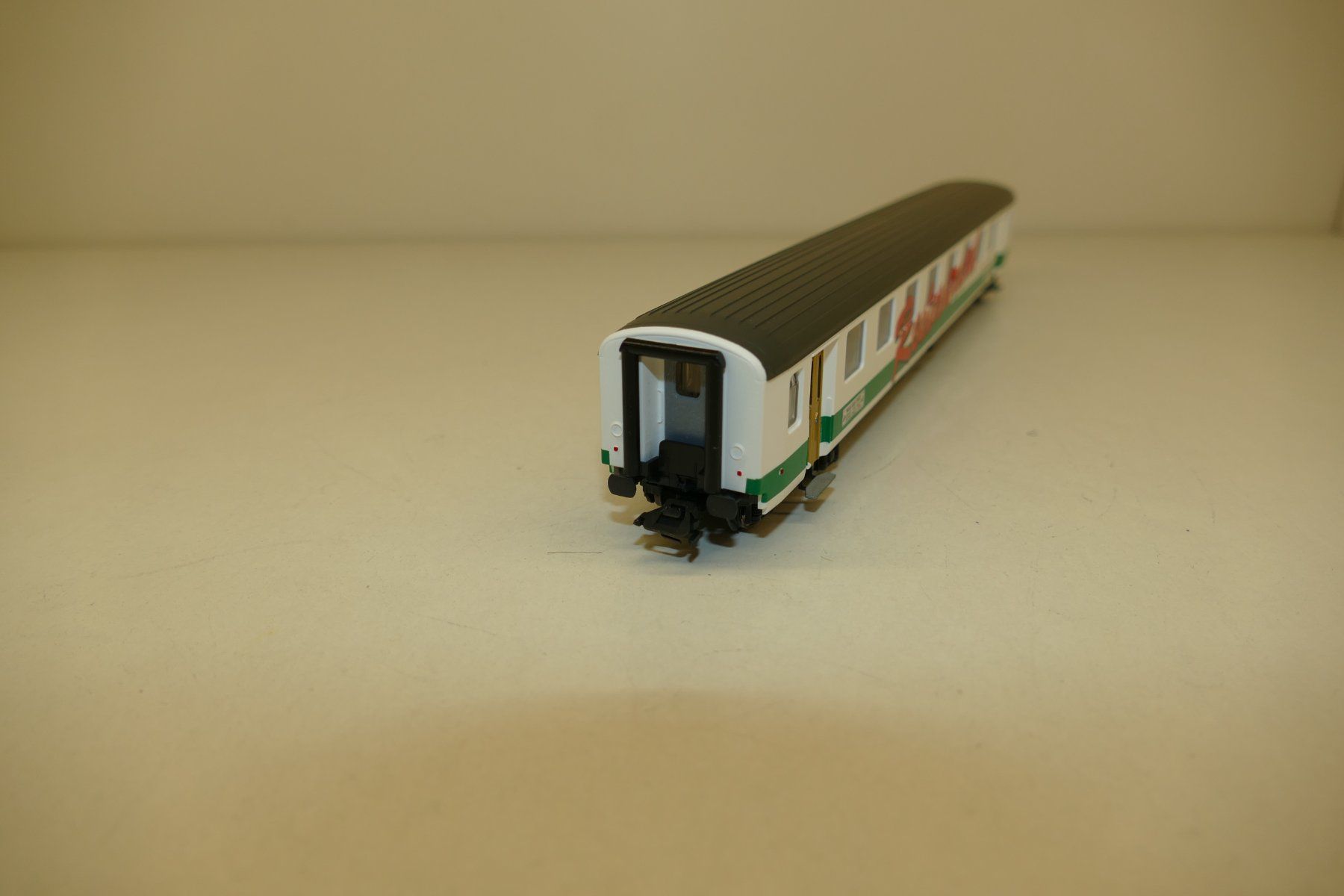 Lima Modellini di ferrovie: Lima Collection H0: SBB Restaurant Wagen mit Figuren – Nuovo (secondo la descrizione) da Niederhasli venduto da Flash32 6