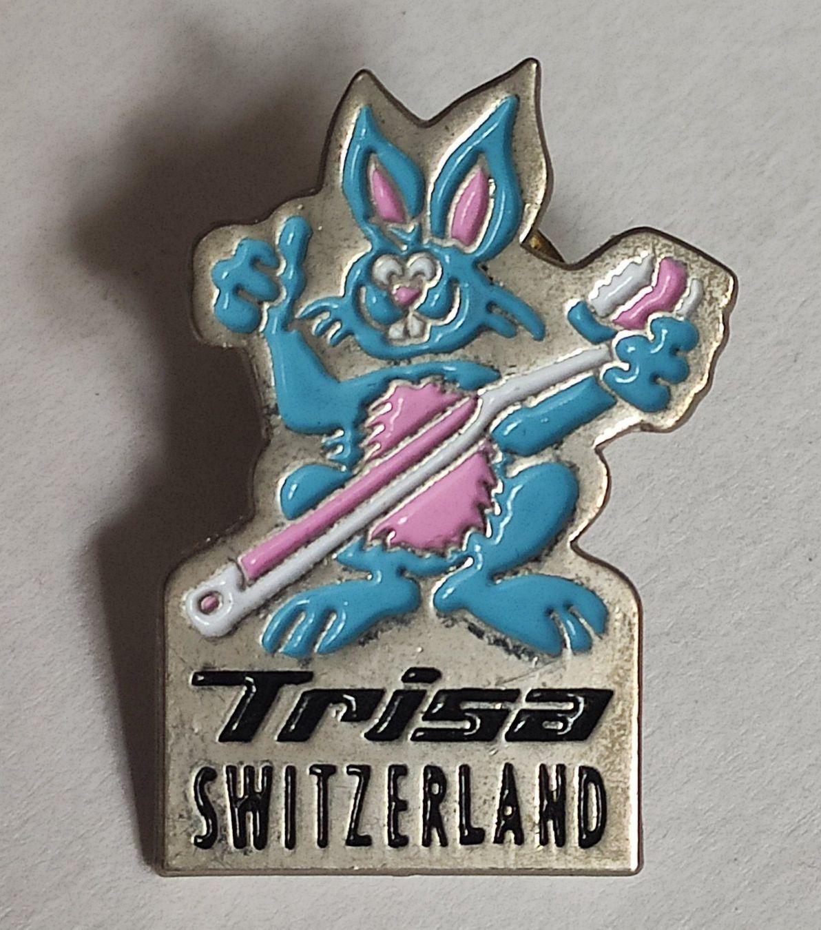 Plaketten & Abzeichen: Pin Trisa Switzerland, Hase hellblau – Gebraucht aus Winterthur von sumpfis
