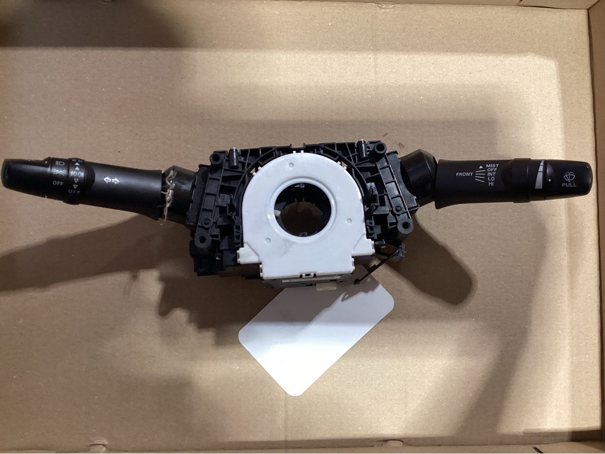 Mitsubishi Tutti pezzi di ricambio auto: Kombischalter zu Mitsubishi L 200 2.4 Value – Usato da Reichenburg venduto da T864RX