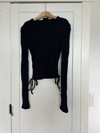 schwarzer anliegender Pullover