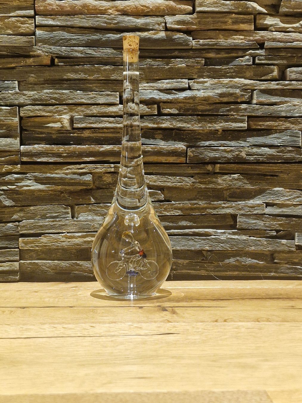 Sonstiges: Schnapsflasche mit Radfahrer aus Glas – Gebraucht aus Mettmenstetten von humoer 3