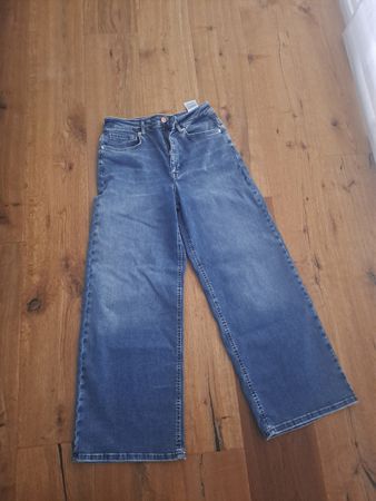 Neue weite Jeans