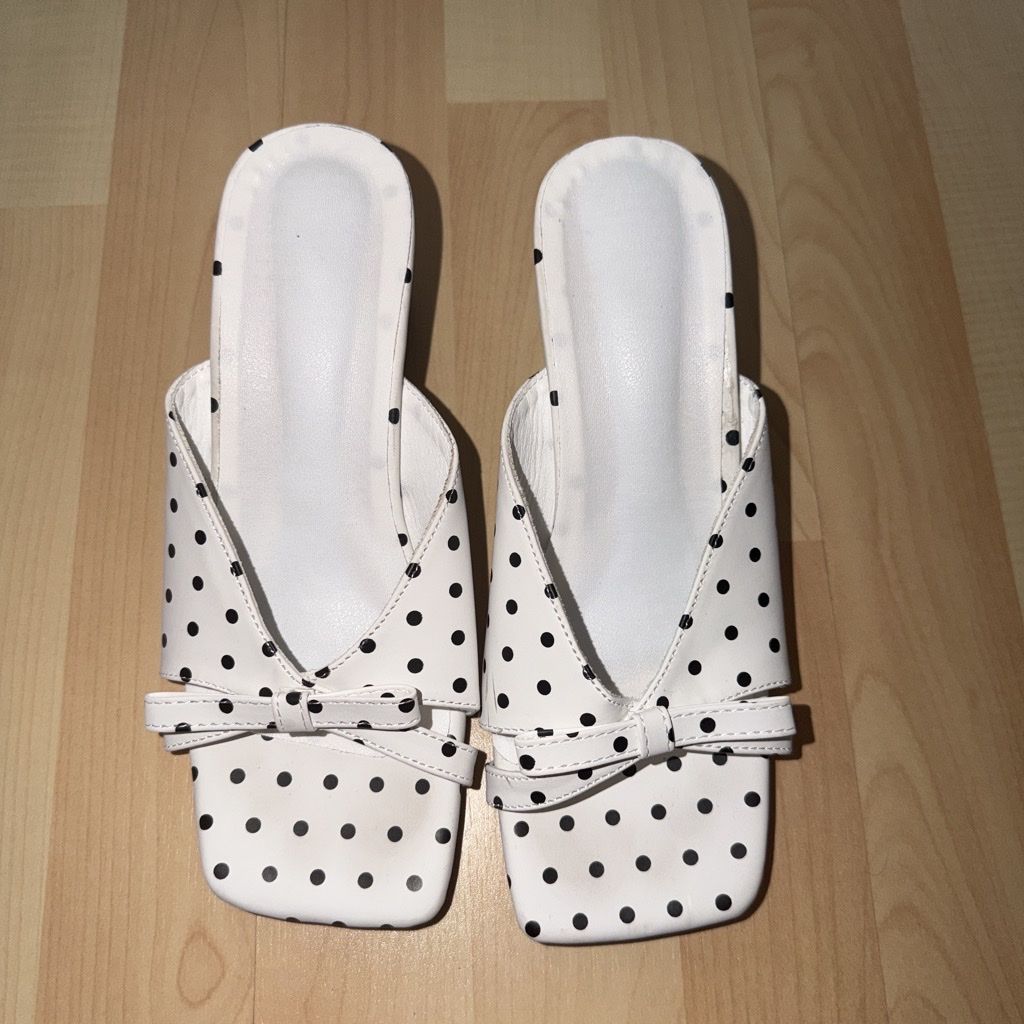 Damenschuhe: Slippers white polka dots size 38 new condition – Neu (gemäss Beschreibung) aus St. Gallen von ber_82p9