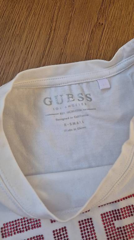 Guess T-shirt: Guess T-Shirt – Usato da Feusisberg venduto da cts_55rn 4