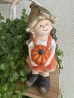 Herbst Deko Gartenfigur – kleines Wichtelmädchen mit Kürbis