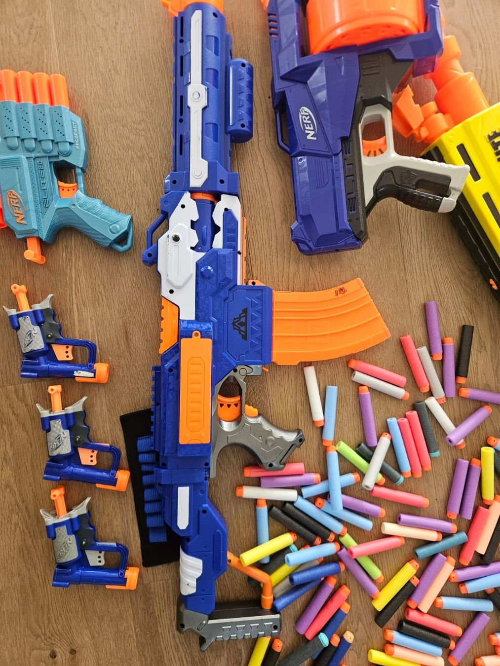 Nerf Spielzeuge: Nerf-Paket mit 7 Nerfs + ca. 180 Dartpfeilen – Gebraucht aus Fahrni b. Thun von Tschr3 6