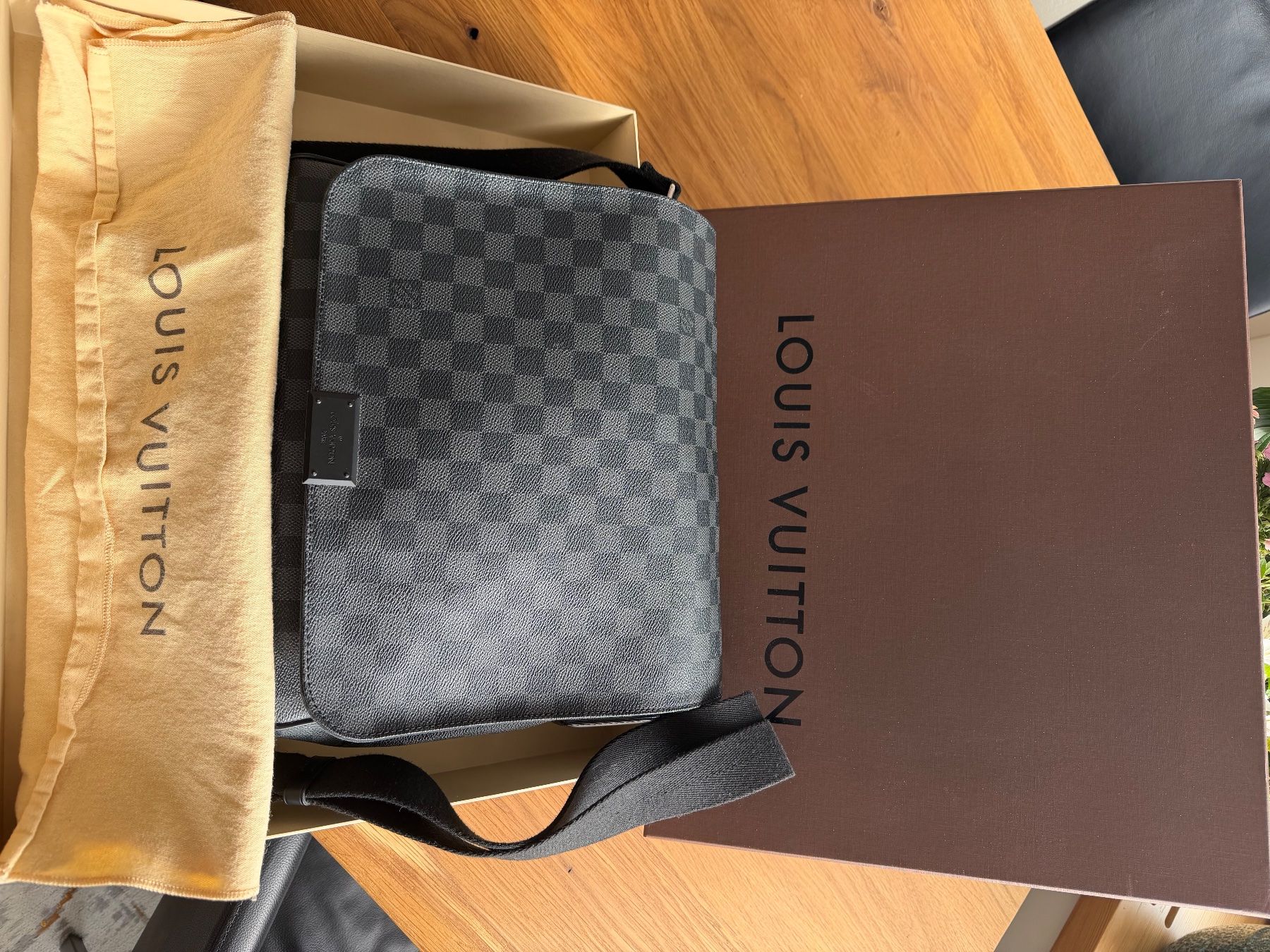 Louis Vuitton Sacs: Louis Vuitton Men’s District PM Graphite - Excellent Shape! – D'occasion à Willerzell par obladi82