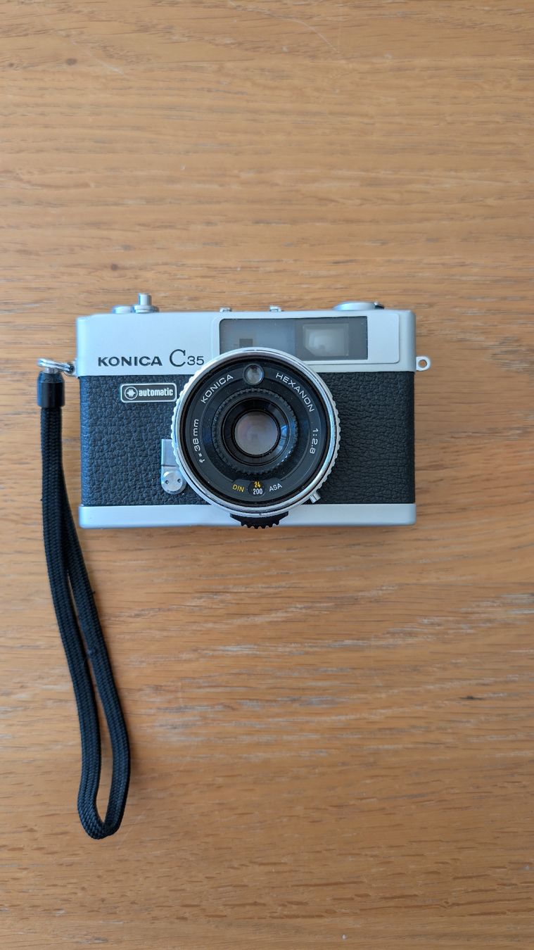 Konica Fotocamera: Konica C35 automatic, Filmgetestet – Usato da Winterthur venduto da fabinature