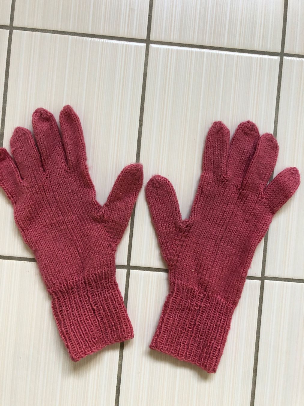 Handschuhe & Handstulpen: Warme, handgestrickte Wollhandschuhe, Grösse M – Gebraucht aus Arth von Vrecam51