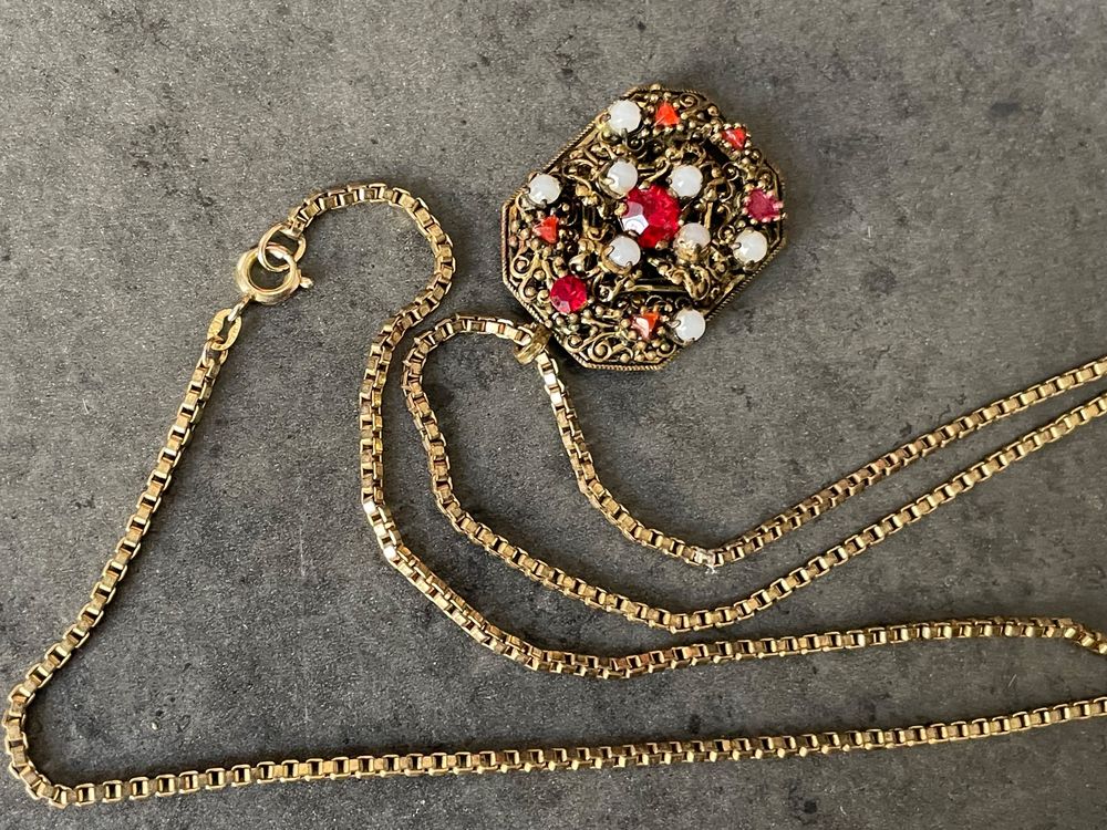 Collier Vintage Avec Grand Pendentif Ethnique En Métal Doré - Occasion Bon état