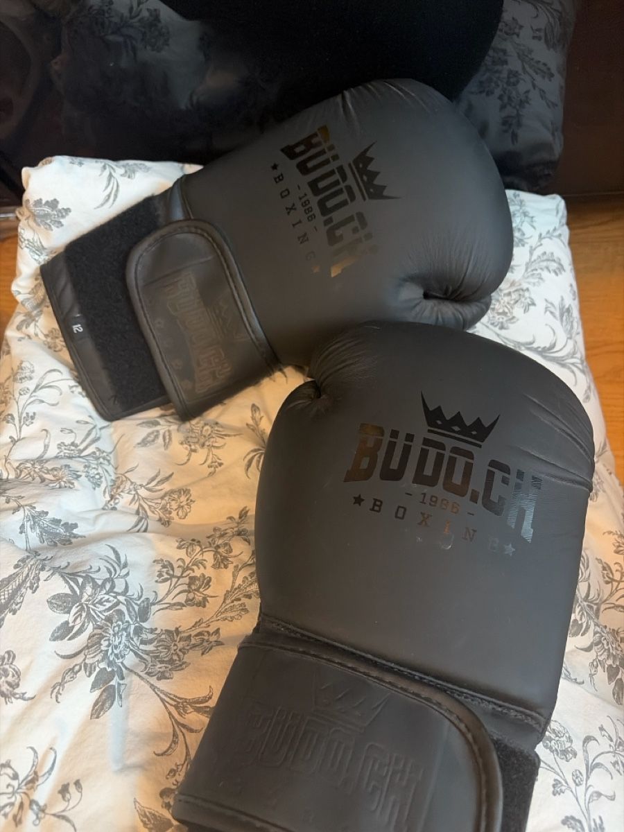 Guanti & manicotti: Hochwertige Boxhandschuhe – Usato da Zürich venduto da Littlechrissy