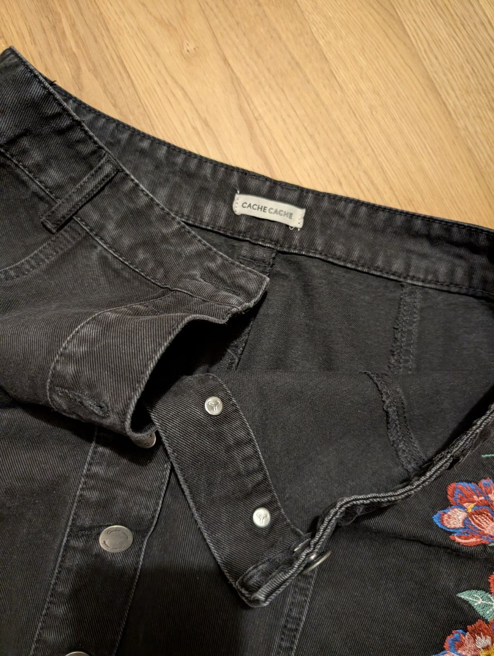 Gonne: Schwarzer Jeansrock mit Stickerei - Gr.M – Usato da Schönenwerd venduto da sal_75dx 1