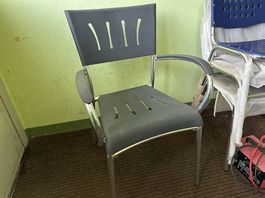 neue Mazuvo Stühle in grau