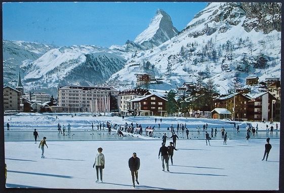 Cartoline postali: ZERMATT mit Matterhorn Eisplatz Eislauf – Usato da Jona venduto da philajona