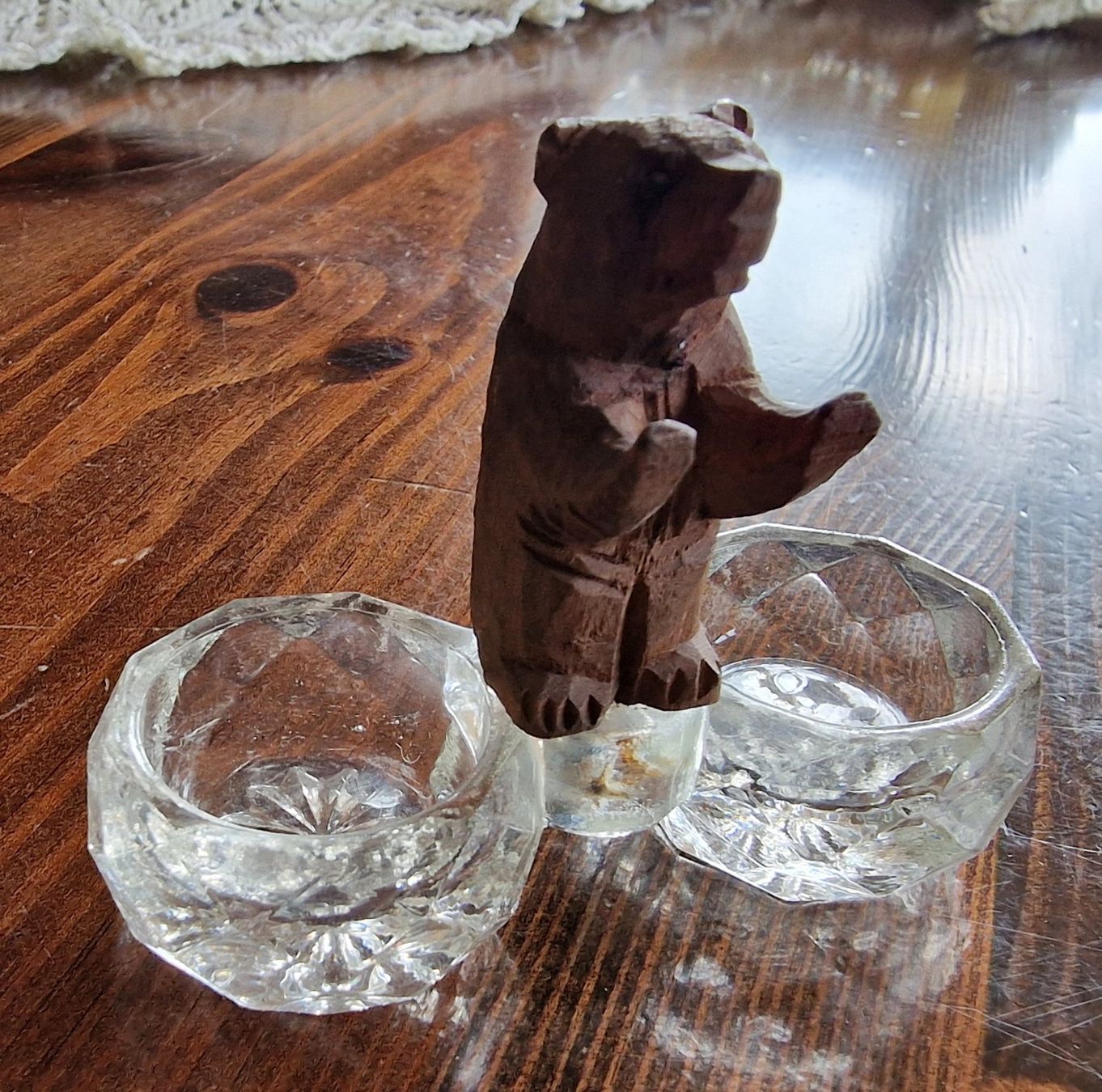 Statuette: geschnitztes Bärchen mit zwei Glasschälchen  -  Brienz – Usato da Röthenbach i. E. venduto da Heureka5 1