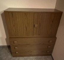 Kommode aus Holz mit Schubladen und Türchen