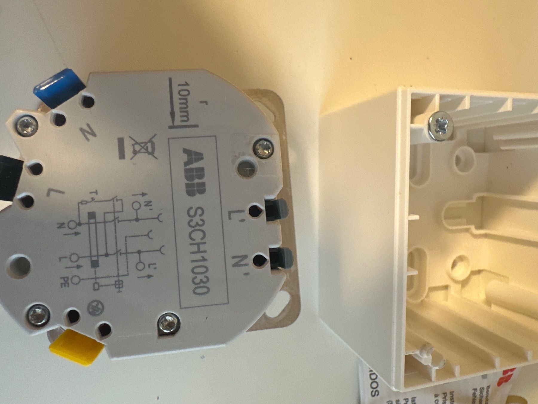 ABB Spine: ABB Sidos T13 Steckdose 30mA – Nuovo e nell'imballaggio originale da niederhasli venduto da rami016 3