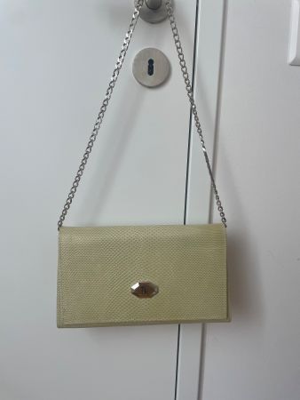 Elegante Clutch aus Schlangenleder mit Kette