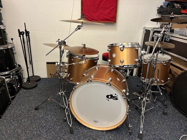 Strumenti musicali: Handmade DS VENOM Professional 4 Piece Rock Kit Shell Set – Usato da Bern venduto da RoseBern2021