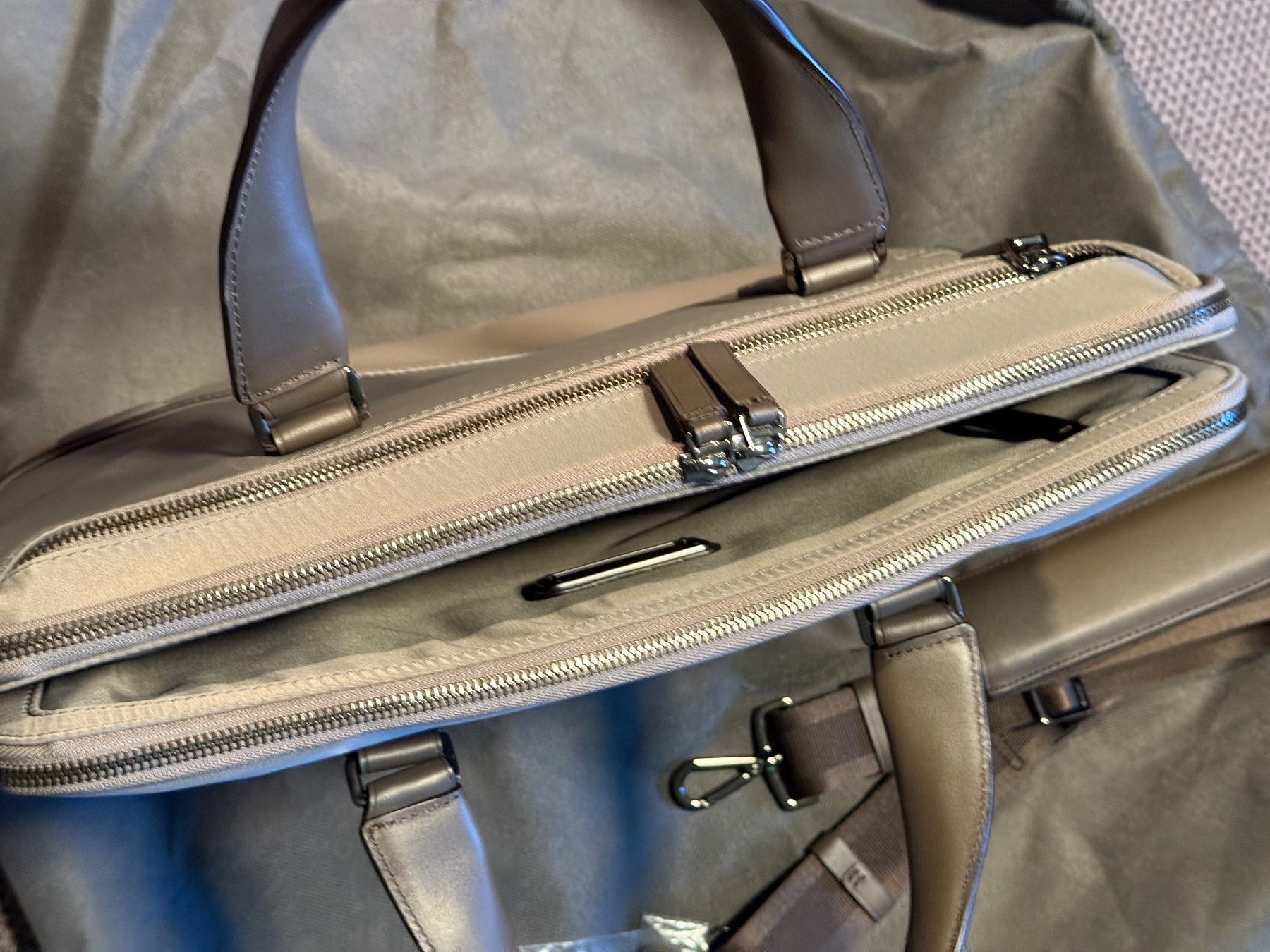 Tumi Taschen: tumi Harrison 14'' soft laptop case – Neu (gemäss Beschreibung) aus Unterseen von SONY-CoolGo 5