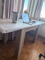 verstellbarer eleganter Holztisch