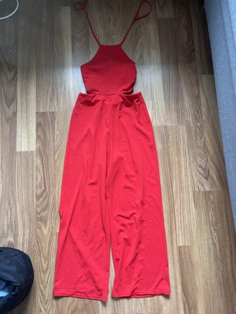 Sommerlicher, roter Jumpsuit mit Cut-Outs, Grösse M